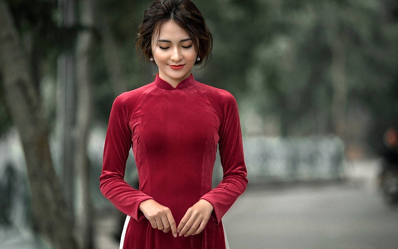 Trang điểm tone đỏ trendy