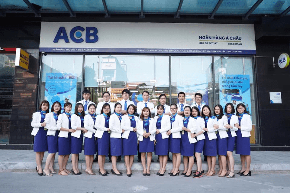 Ngân hàng ACB có màu đồng phục chủ đạo là màu xanh