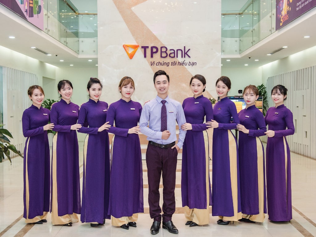 TP Bank có đồng phục màu tím vàng đặc trưng