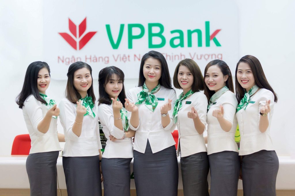 Áo sơ mi trắng, chân váy đen và nơ xanh cho nhân viên nữ của VPBank