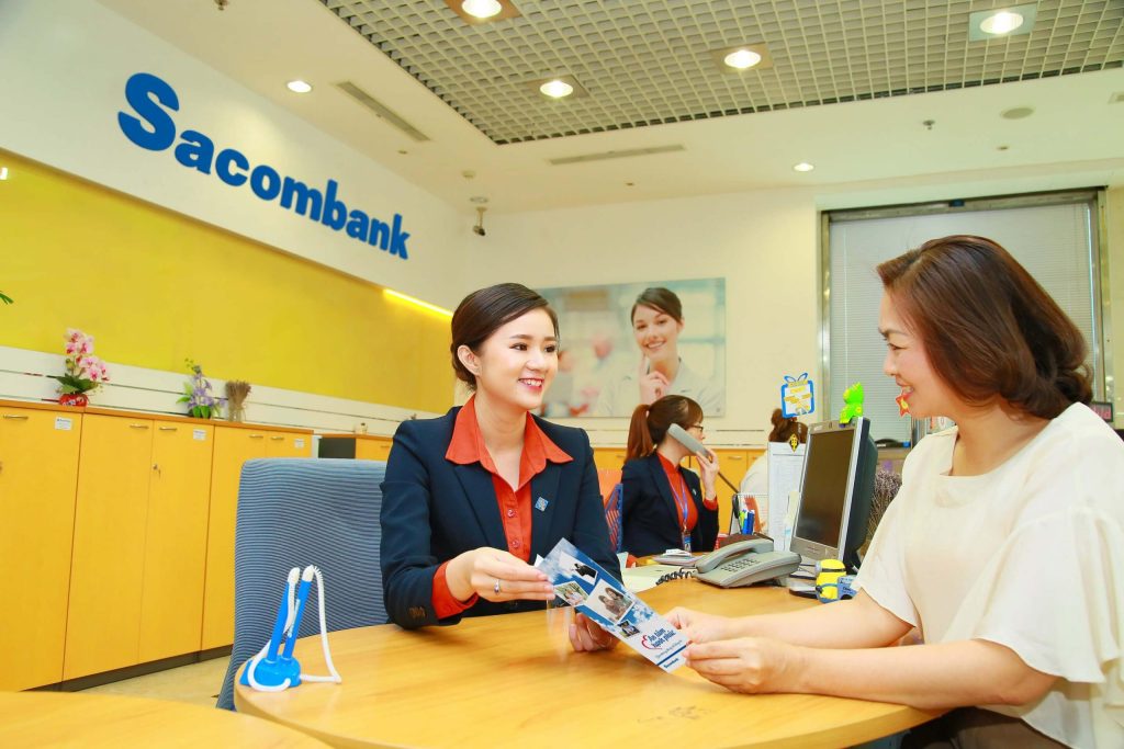 Màu chủ đạo của đồng phục Sacombank là màu cam